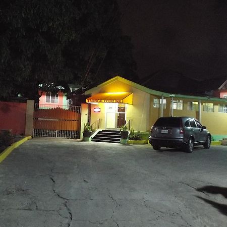 Tropical Court Inn New Kingston Exteriér fotografie