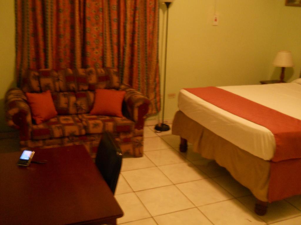 Tropical Court Inn New Kingston Pokoj fotografie