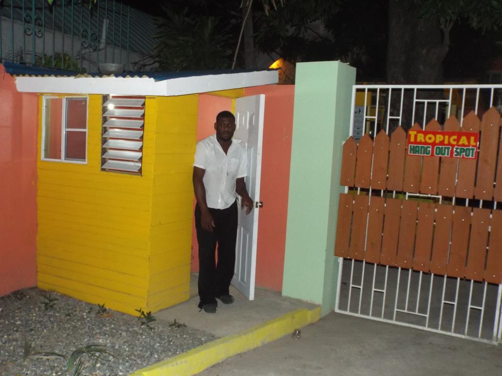 Tropical Court Inn New Kingston Exteriér fotografie